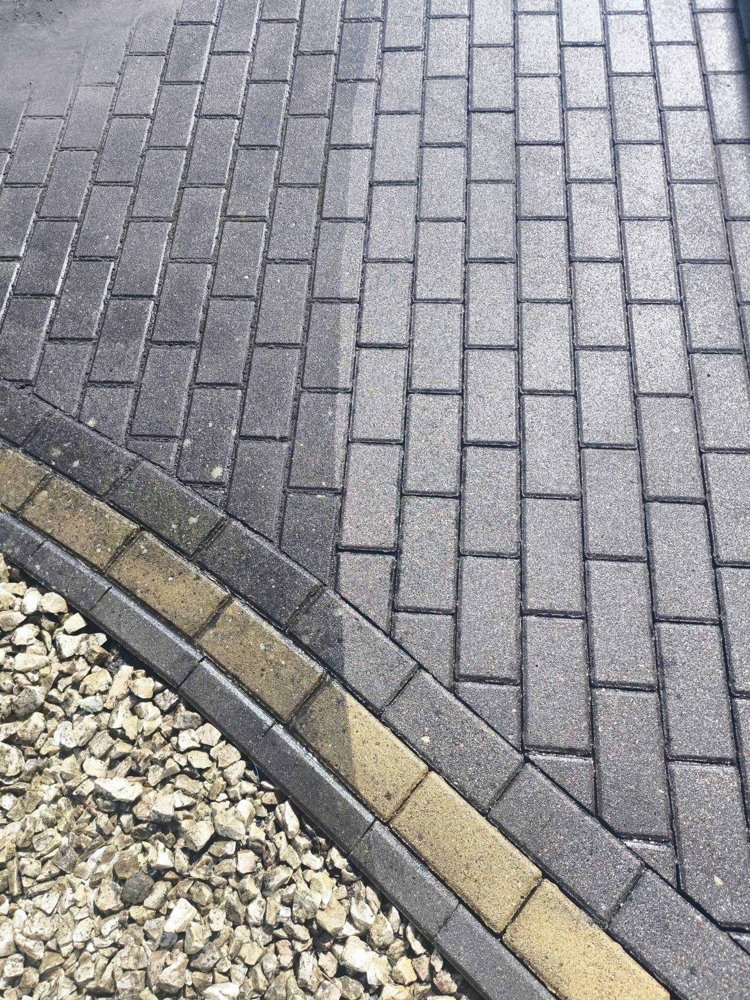 Umyta ciśnieniowo nawierzchnia z kostki